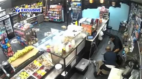 nyc crime exclusive video shows bodega workers fighting off thieves in the bronx abc7 new york