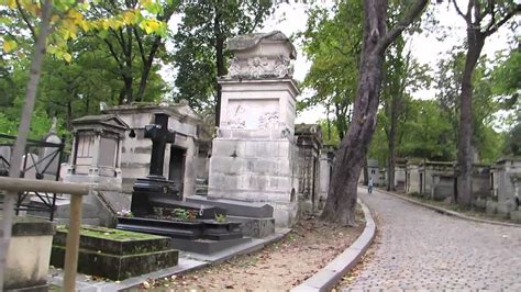 Walk To Jim Morrisons Grave At Père Lachaise Cemetery In