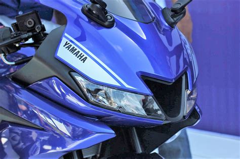 It is powered by 149.8cc, single cylinder engine producing 16.8 bhp and 15 nm of torque. Mega Photo Gallery of Yamaha R15 Version 3