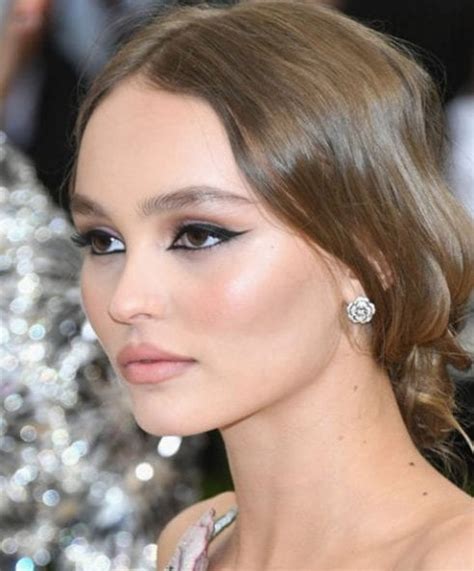 How To Get Lily Rose Depps Next Level Cat Eye From The Met Gala The Kit