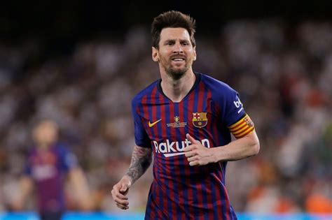 Technically perfect, he brings together unselfishness, pace, composure and goals to make him number one. Lionel Messi est le sportif le mieux payé au monde