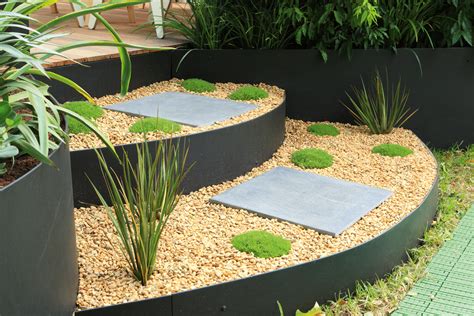 For the best effect, look for edging that coordinates with the style of your house. Low-maintenance metal garden edging - Completehome