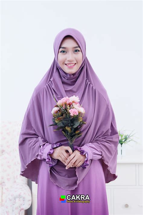 Pas foto yang akan ditempel di buku nikah ini gak boleh dibuat sembarangan. Foto Model Muslimah - Hijab Qiyada