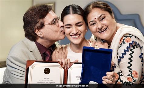 National Awards 2023 Kriti Sanon And Fam Pose With The Prize
