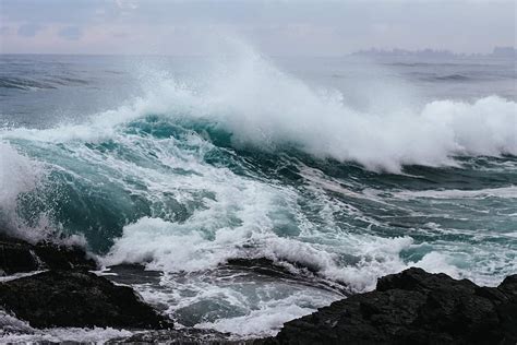 1024x768px Free Download Hd Wallpaper Ocean Waves Hitting Rock In