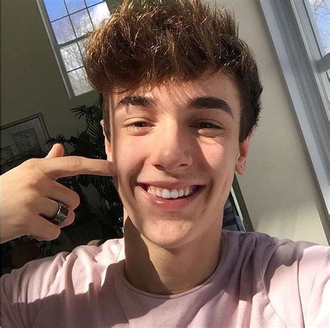 He has earned millions of fans through social media. Bryce Hall (mit Bildern)