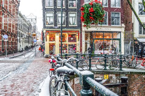 15 Dreamy Photos Of Snow In Amsterdam After A Winter Storm Globonaut