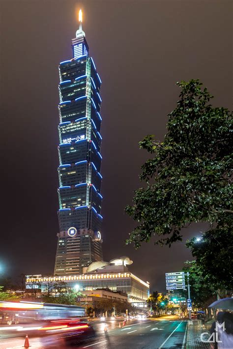 Get there early because the line can be long any day of the week (or buy a 'skip the line' ticket), then take the world's fastest elevator up the world's tallest green building. Taïwan Taipei, Taipei 101 : la tour et ses lumières de ...