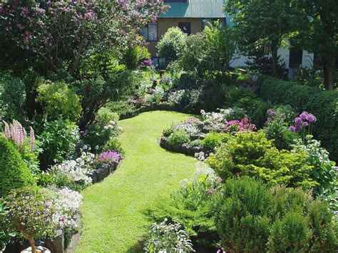 Small garden ideas with big style. Small Rectangular Garden Design Layout di 2020 | Desain ...