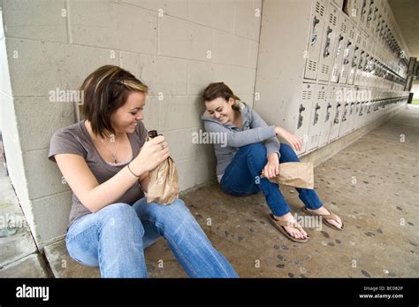 Twin High School Mädchen Betrunken An Ihrer High School Stockfotografie