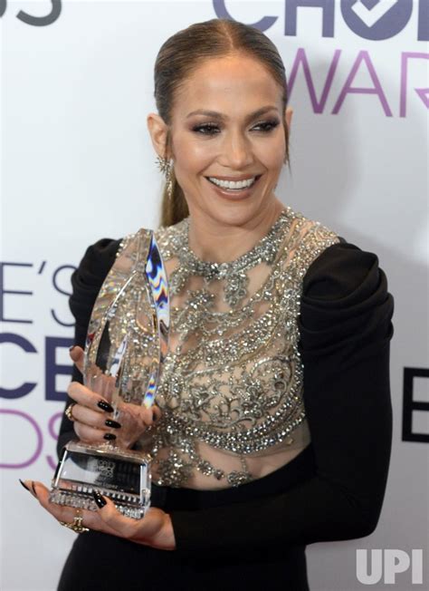 Photo Jennifer Lopez Garners Award At The Peoples Choice Awards In