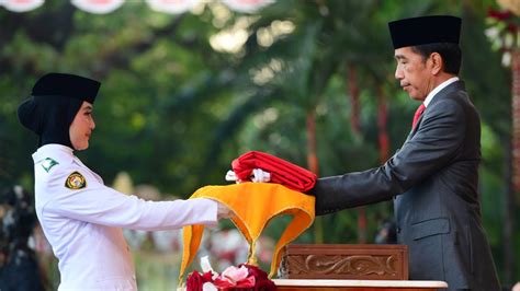 presiden jokowi pimpin upacara penurunan bendera negara sang merah putih
