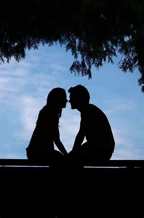 Making us reminding our memories in our relationship. Amazing silhouette | Painting love couple, Silhouette ...