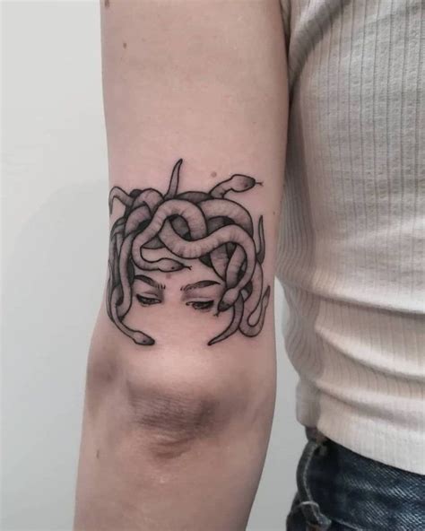 Tatouage Discret Coude Meduse Gorgone Bild Tattoos New Tattoos Body