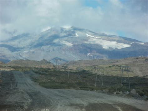 Junto al volcán copahue, al pie de la cordillera de los andes, hacen una combinación perfecta para que copahue sea un paraíso termal. Foto volcan copahue tomada en Caviahue