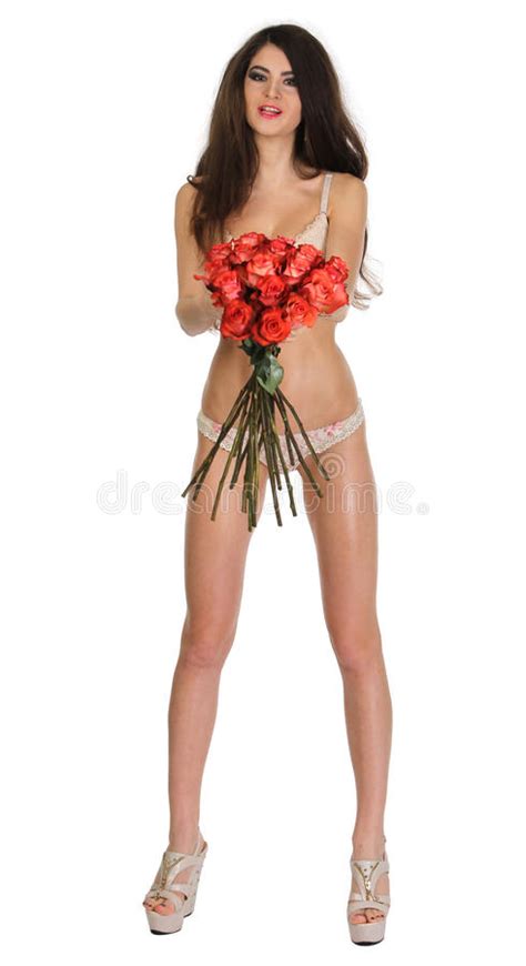 Piękna Młoda Brunetki Kobieta Z Bukietem Róże Zdjęcie Stock Obraz Złożonej Z Tło Skincare