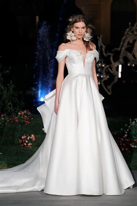 L'abito della sposa, protagonista indiscusso dell'intera giornata dopo gli sposi, richiede diversi mesi per la sua preparazione, specialmente se si hanno esigenze particolari o se la sposa � in dolce attesa. Abiti da sposa Marchesa 2020, haute couture in versione bridal