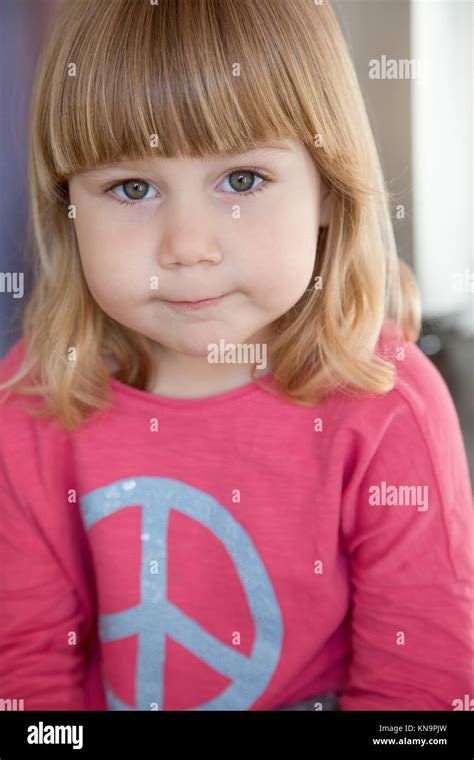 Retrato De Tres Años De Edad Rostro Rubia Bang Con Camisa Rosa Azul