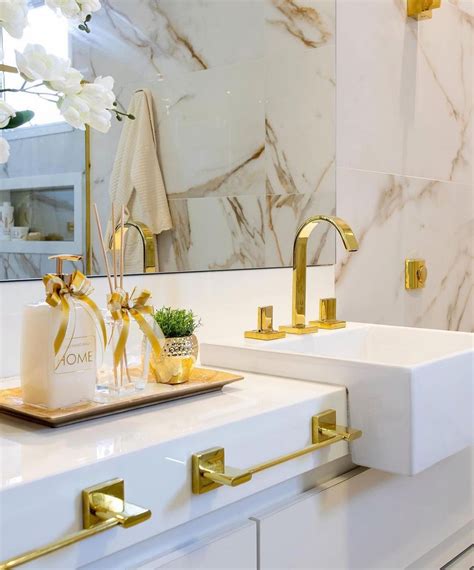 Banheiro Marmorizado Branco E Dourado Com Banheira Jardim Vertical E Tv Decor Salteado