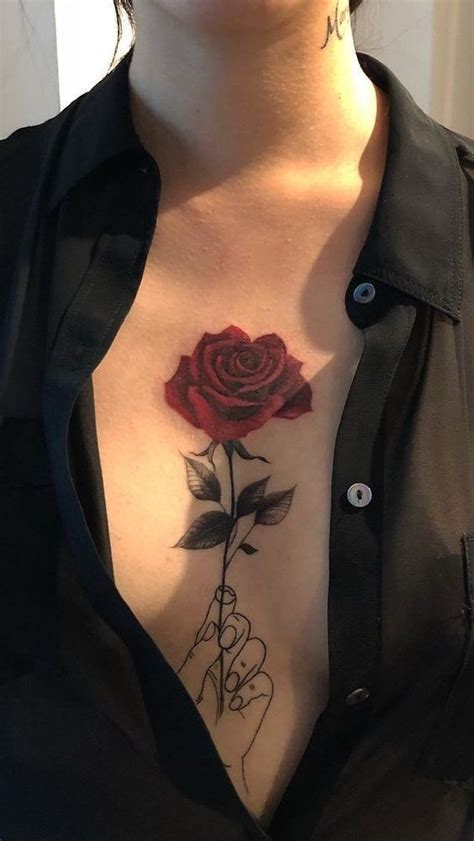 Mano Sosteniendo Una Rosa Roja Tatuajes Para Mujeres