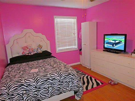 Do you suppose zebra print bedroom decorating ideas appears to be like nice? Zebra print room! Tuffed headboard !! | Zebra print rooms ...