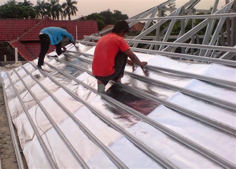 Struktur rangka atap baja ringan lebih ringan dan kuat/kokoh. Fungsi, Jenis dan Teknik Pemasangan Aluminium Foil Atap ...