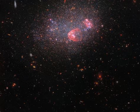 Ova Galaksija Koju Je Snimio Hubble Podsjeća Na Sjajnu Božićnu Kuglu