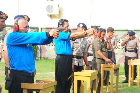 Bayaran caruman boleh dilakukan melalui kaunter kwsp, perbankan internet dan kaunter bank. Gubernur Riau Latihan Menembak Di Brimob Polda Riau ...