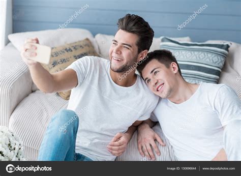 Homosexuelles Paar Macht Selfies Zu Hause Auf Dem Sofa Stockfotografie Lizenzfreie Fotos