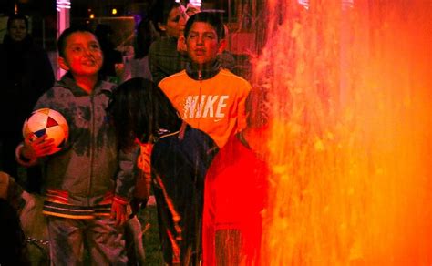 Los niños les dominado con una velocidad. Fountains color water fuentes fuentes danzarinas quito ...