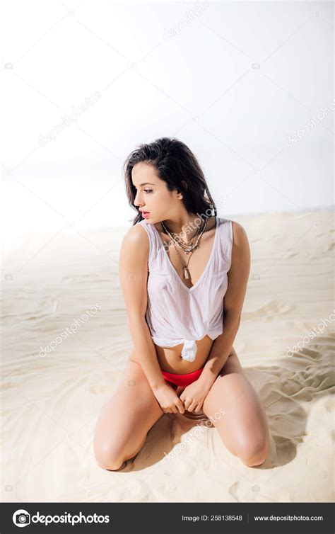 Schöne Sexy Mädchen Nassen Top Sitzen Und Posieren Strand