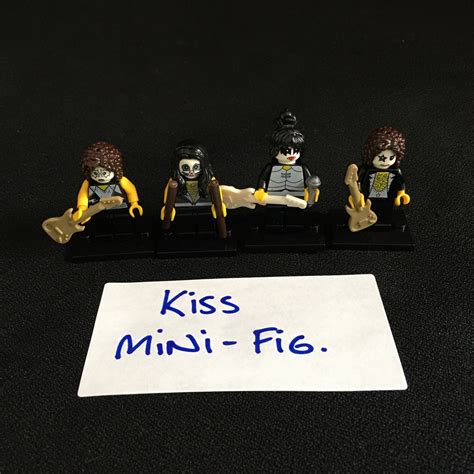 Lego Minifigures Kiss