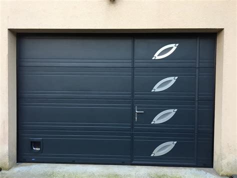 Vous envisagez d'opter pour une porte de garage sectionnelle mais ne savez pas vers quel spécialiste vous tourner ? Porte de garage sectionnelle motorisée avec Portillon à ...