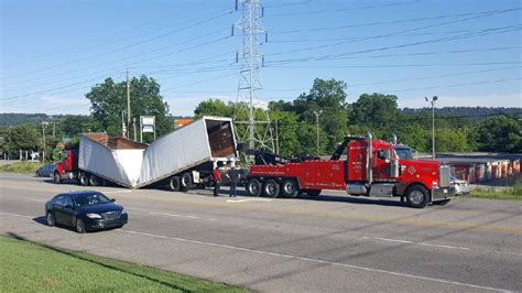 Semi Truck Breaks Down On Oxmoor Boulevard Blocking 1 Lane