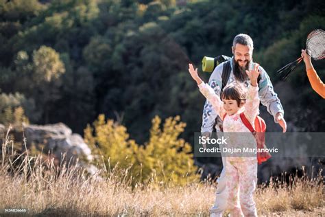 Ayah Dan Anak Perempuannya Mendaki Di Atas Bukit Foto Stok Unduh