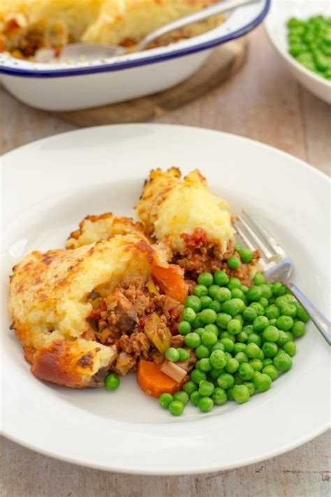 A deeply savoury lamb and vegetable filling topped with creamy mashed potato and a. Quorn Shepherd's Pie - Easy Peasy Foodie