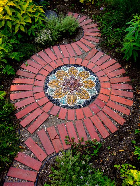 18 Amazing Stepping Stone Ideas For Your Garden