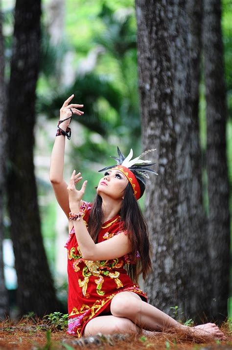 Dayak Culture In 2021 Borneo Borneo Tattoo Asian Model Girl