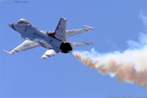 Usaf Thunderbirds Flight Demonstration Team F 16 Viper Fighter