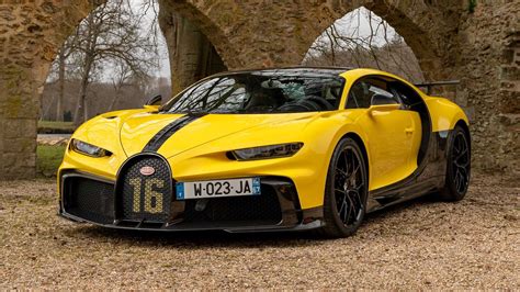 Bugatti Chiron Sport, Pur Sport Are All Eye Candy In Paris Photo Shoot