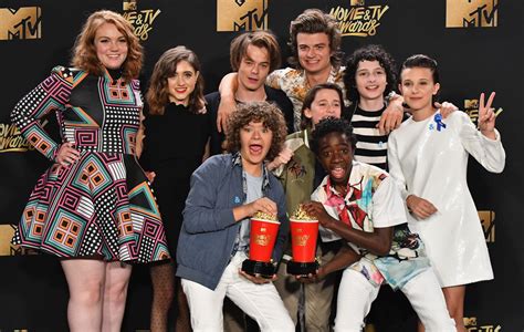 Stranger Things Whole Cast The Cast Of Stranger Things With Grimmy Strangerthingss4