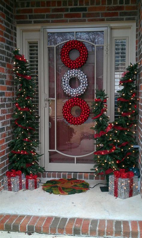 38 Stunning Christmas Front Door Décor Ideas Digsdigs