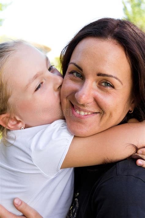 Besar La Madre Y A La Hija En Verano Foto De Archivo Imagen De Blanco