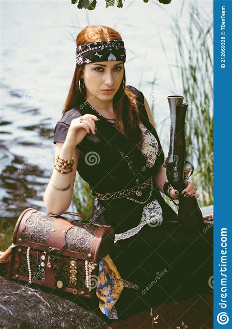 Cosplay De Mujer Pirata O Concepto De Mascarada Foto De Archivo