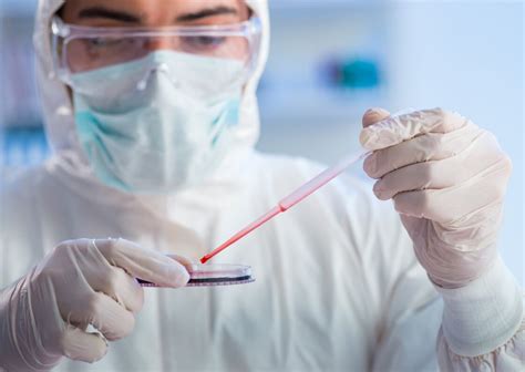 Nauczyciele zapowiedzieli, że nie chcą szczepić się czymś gorszym. Badania kliniczne szczepionek - jak przebiegają? | Synexus