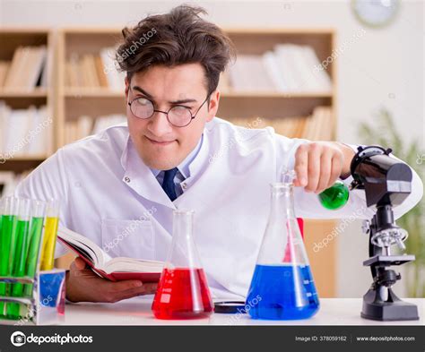 Mad Crazy Scientist Doctor Doing Experiments In A Laboratory — Stock
