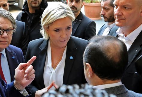 Marine Le Pen Refuses To Wear Headscarf To Meet Lebanese Mufti Middle East Eye édition Française