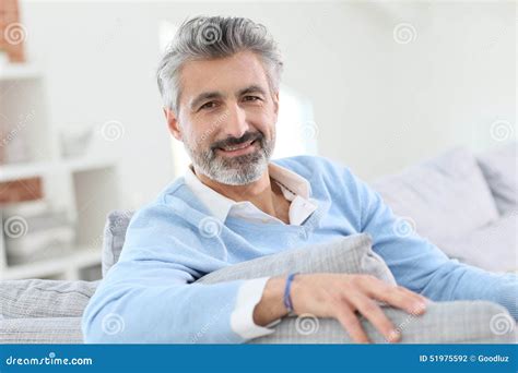 Homme De 45 Ans Détendant à La Maison Photo Stock Image Du Homme