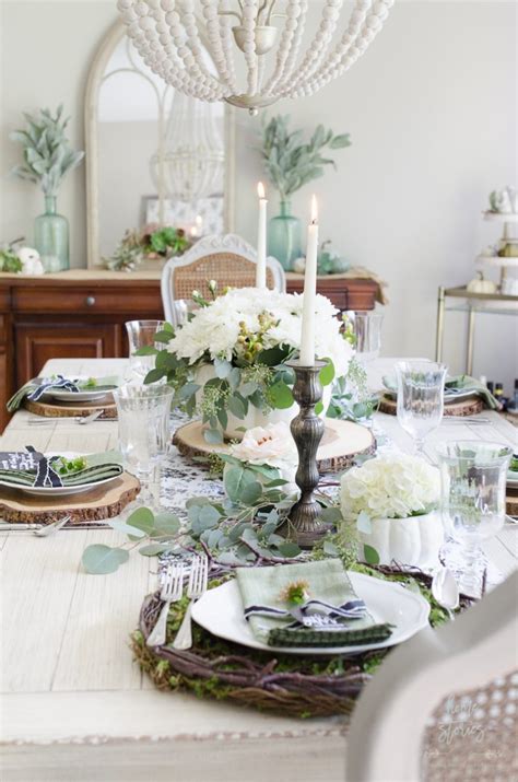 Black and white wedding tables with golden accents. Elegant Black, White, and Green Farmhouse Table Setting ...