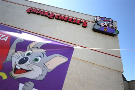 Decayed Chuck E Cheese Animatronic Found At A Landfill